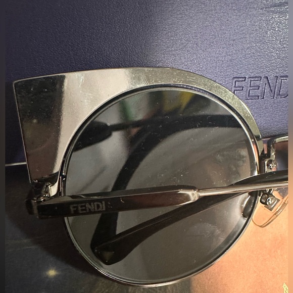 Fendi cat eye sunglasses - Picture 3 of 6